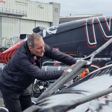 Lorient Après avoir accueilli Jérémie cette nuit le Charal Sailing Team est déjà à pied d’œuvre ce m